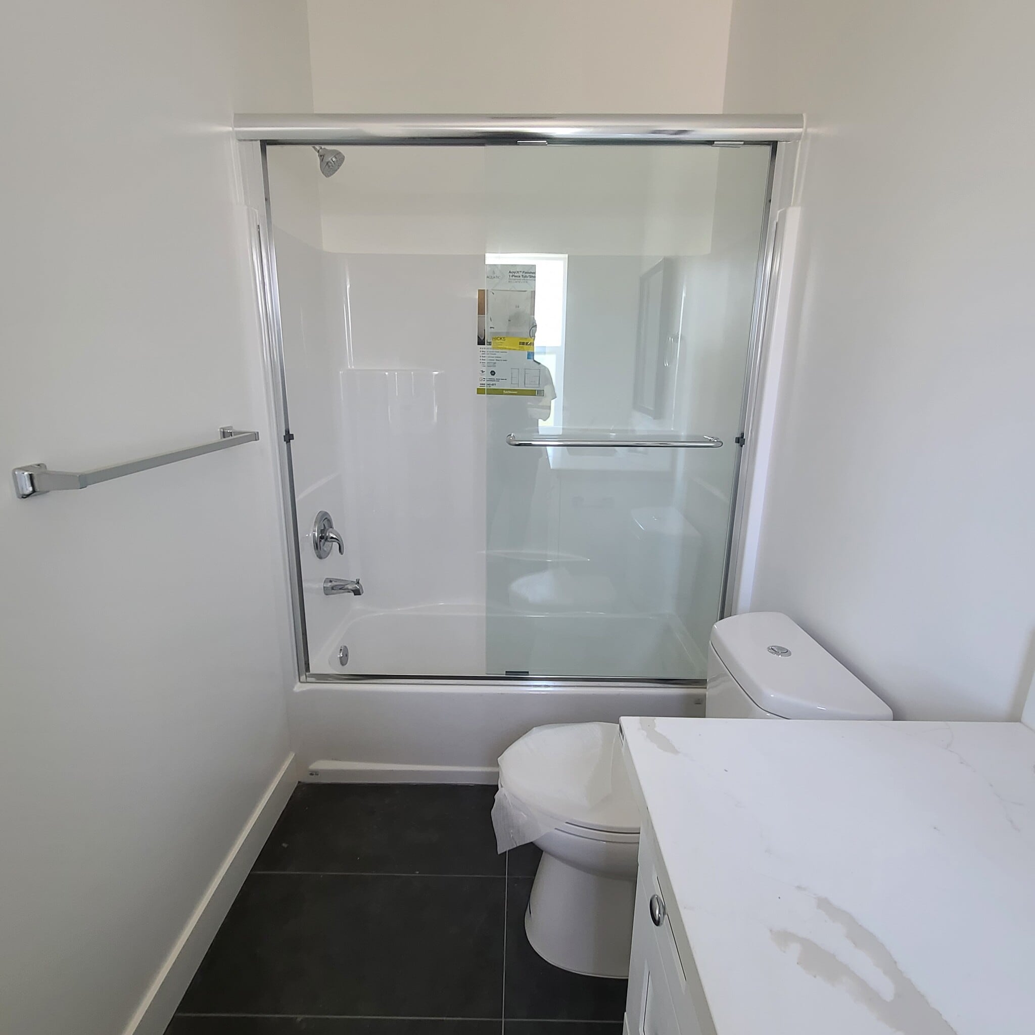 Tub and Shower - 13826 Bessemer St