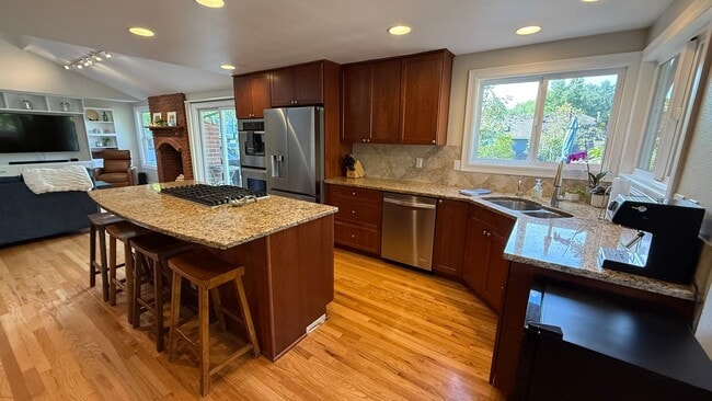 Building Photo - Pristine Single-Family Home in the Heart o...