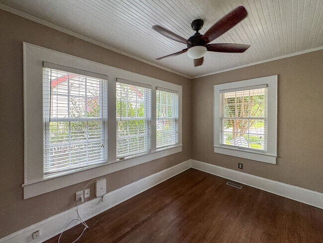 Building Photo - Gorgeous 4 Bed, 3 Bath Haymount Home