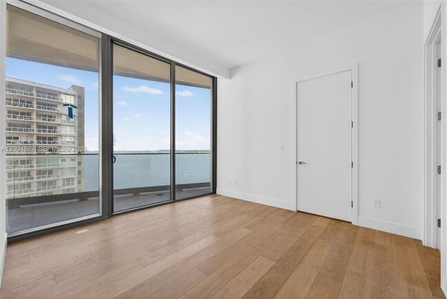 Building Photo - 175 SE 25th Rd