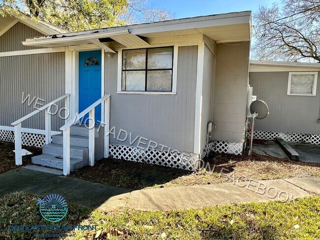 Building Photo - Updated and spacious 3 bedroom / 2 bathroom unit now available for rent!