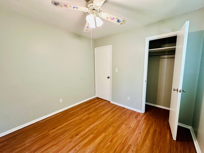 Building Photo - 3 bedroom home near Cane Run Rd now availa...