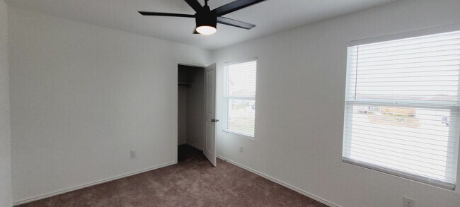 Building Photo - 4bd 2.5 ba in New Braunfels