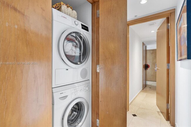 Building Photo - 1800 Sunset Harbour Dr