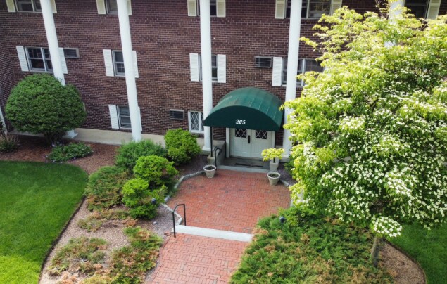 Building Photo - 205 Great Rd