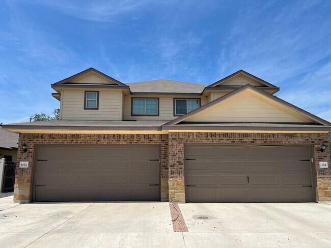 Building Photo - Luxury 3/2 Townhouse in Seguin, TX