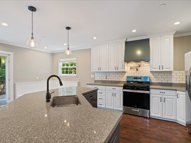 Building Photo - 910 Villa Chanticleer Rd