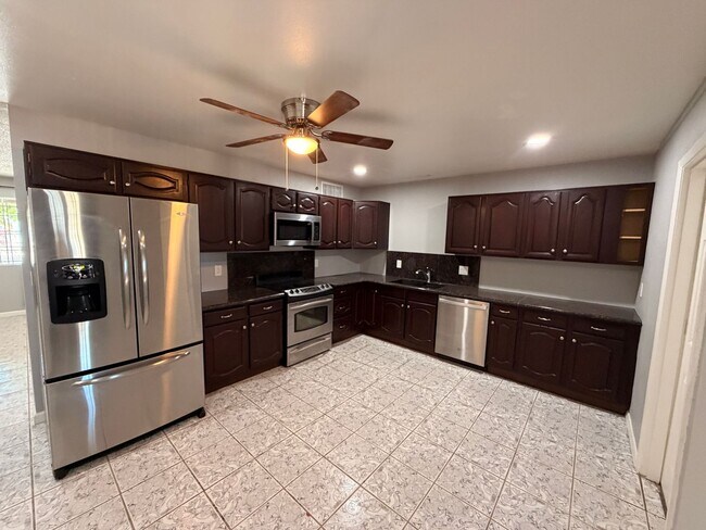 Building Photo - Single Story *NO* Carpet + *NO* HOA Avondale Home For Rent!