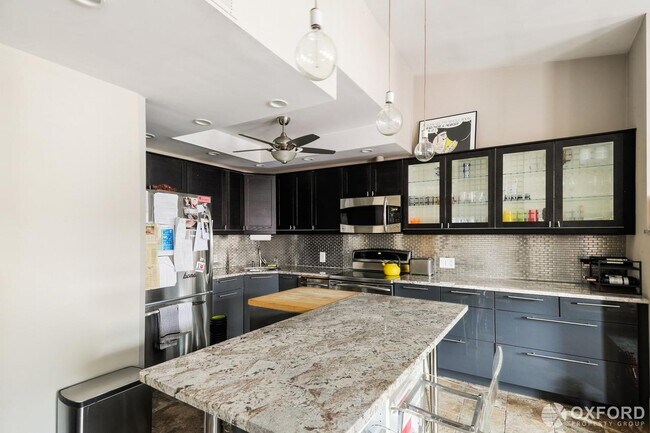 Building Photo - 148 Waverly Place