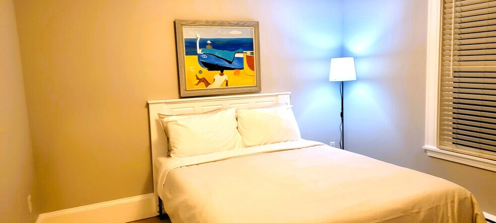 Queen Bedroom - 133 Marcella St