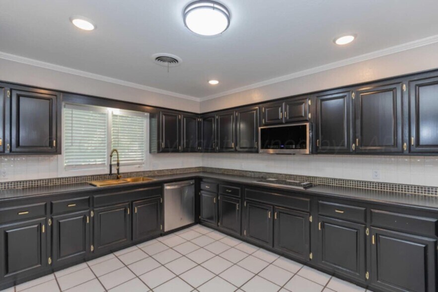 Building Photo - 3511 Tripp Ave