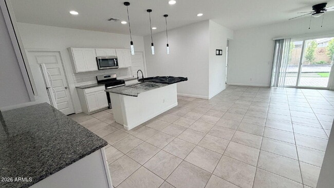 Building Photo - 40145 W Hillman Dr