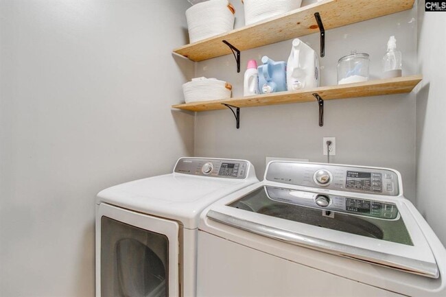 Building Photo - Charming Chapin Ranch in a Cul-de-Sac!