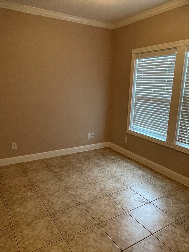 Building Photo - 1018 S Booth Ln