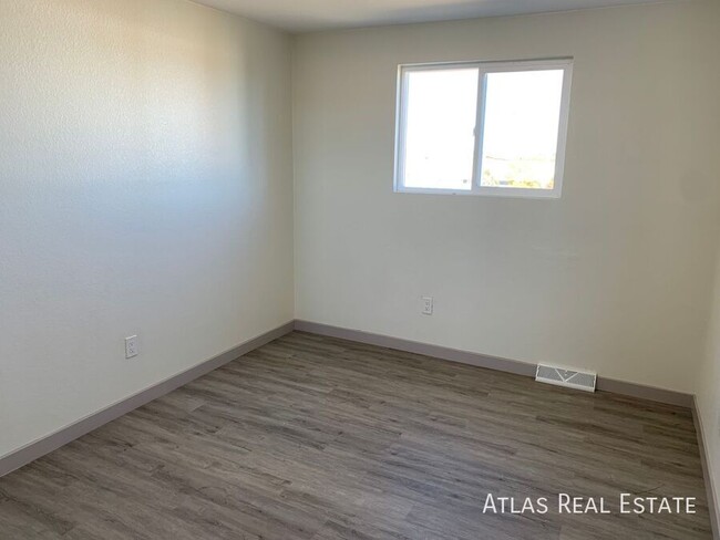 Building Photo - Spacious Duplex in Littleton with Fenced i...