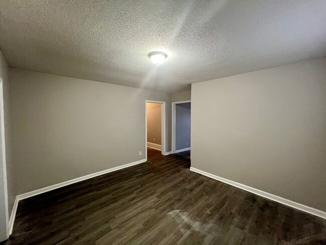 Building Photo - Three bedroom, 1 bath house in Burlington