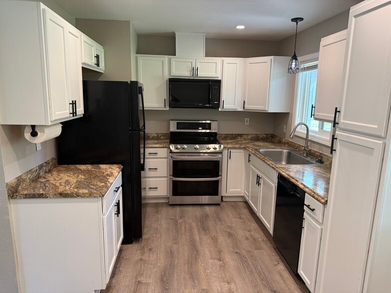 Building Photo - 406 Hillview Dr