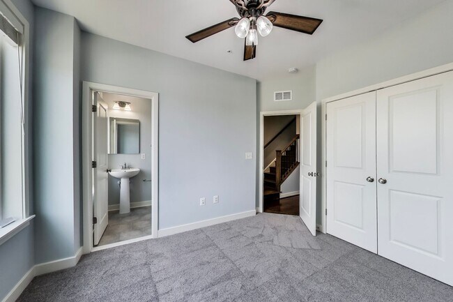 Building Photo - Stunning 3BD/3.5BA luxury 4-level townhouse in Great Location!