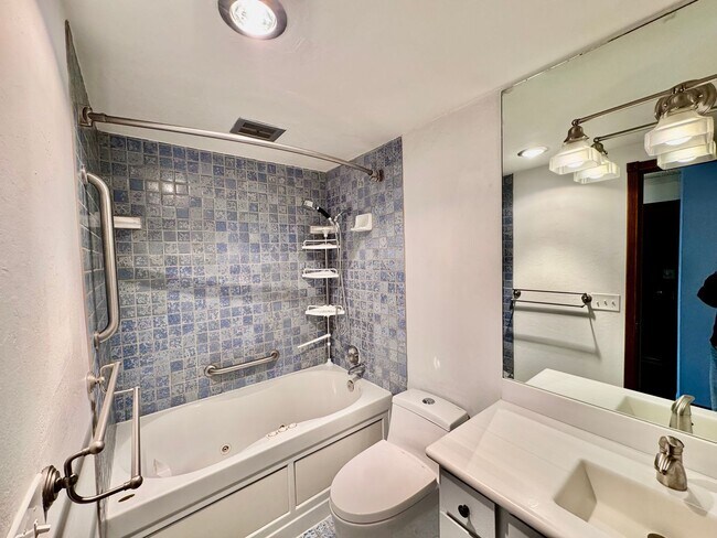 Building Photo - One-bedroom Condo with incredible view of Space Needle from Living Room!!!!!!