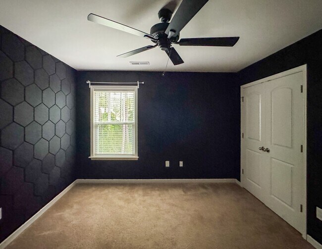 Building Photo - Gorgeous 3 Bed 2.5 Bath Plus Loft Home on ...
