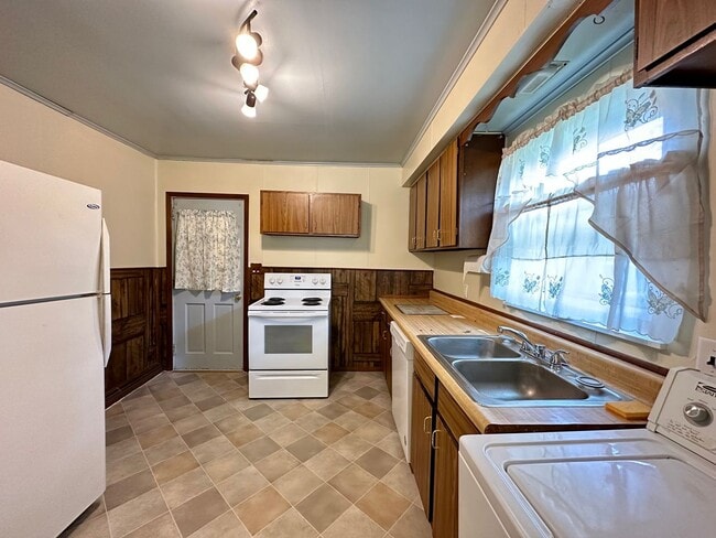 Building Photo - Available August 1st - 3 BED 1 BATH