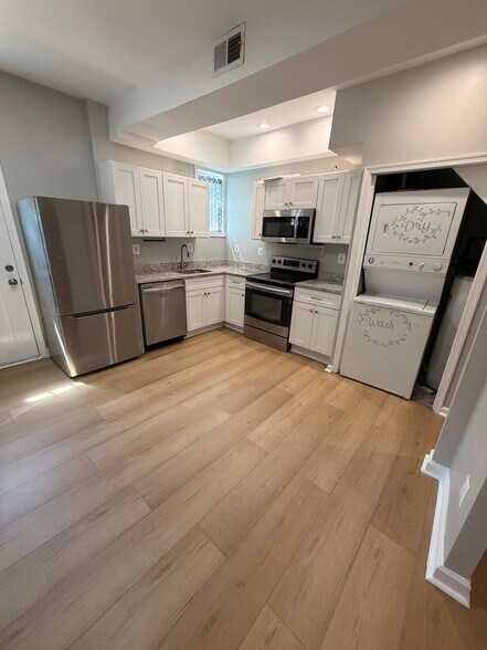 Building Photo - 740 Hobart Pl NW