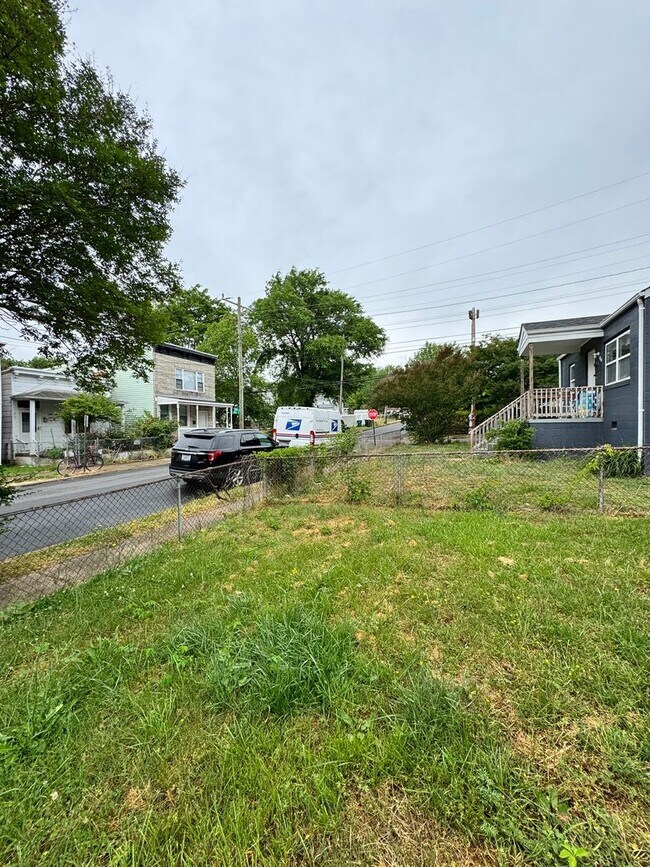 Building Photo - 3 Bed 3 Bath House near VCU and Byrd Park!