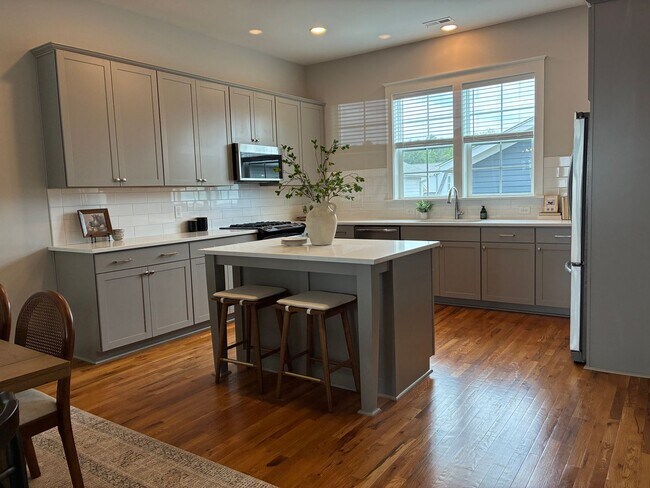 Building Photo - WOW!! One of the best Locations in one of the most desired neighborhoods