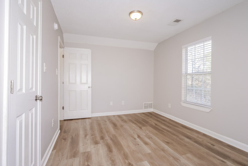 Building Photo - 8793 5 Oaks Dr W