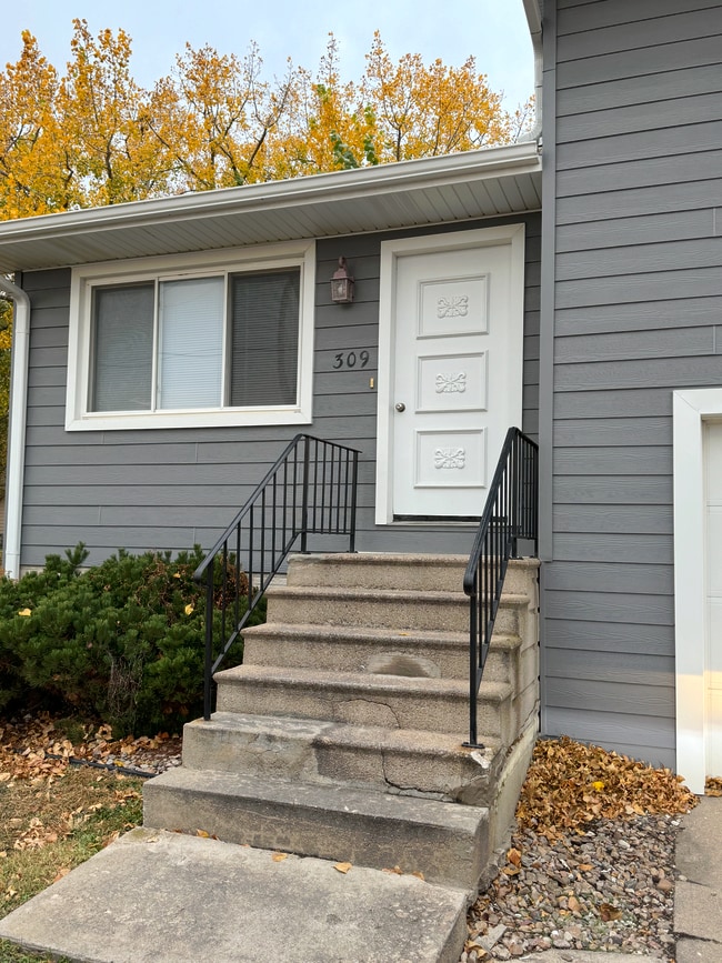 Building Photo - 309 N 6th Ave