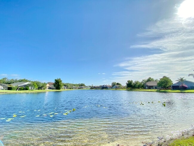 Building Photo - Beautiful Home with Water View in Waterfor...