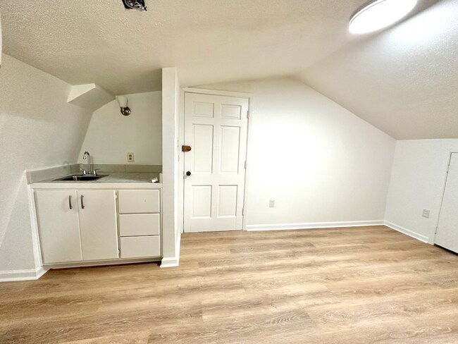 Building Photo - Garden District Studio Apartment, All Utilities Included!