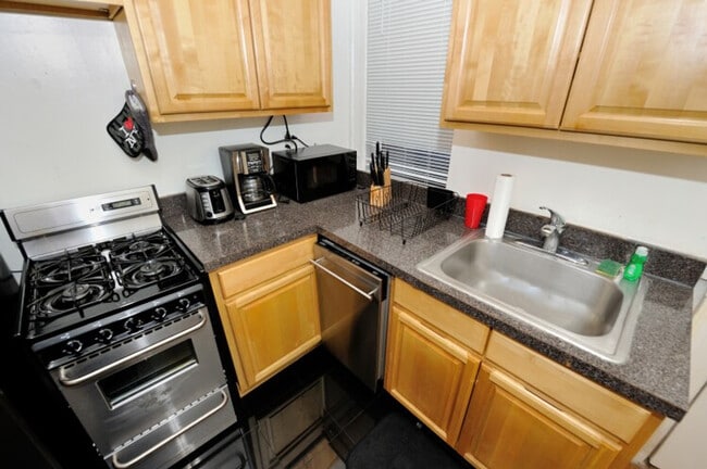 Building Photo - 440 W 45th St