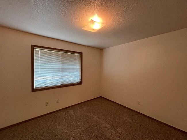 Building Photo - 123 Green Ln