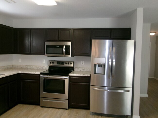 Building Photo - 3 bedroom, 2 bath home in the Inverness Co...