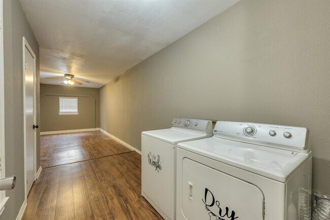 Building Photo - 16041 Stoneham Cir
