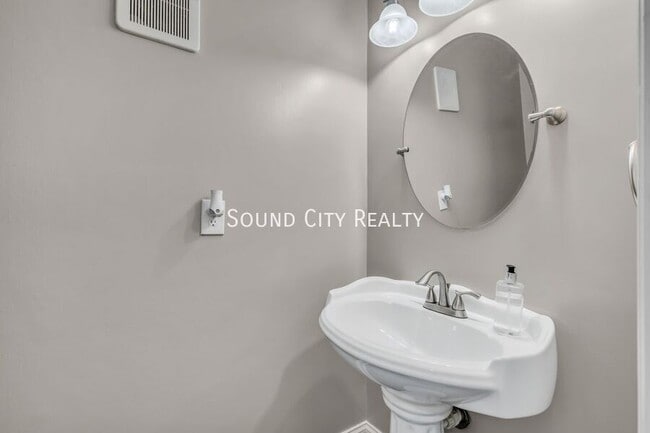 Building Photo - 403 Raintree Dr