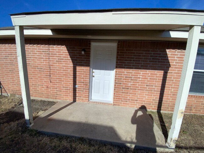 Building Photo - 2805 Lucille Dr