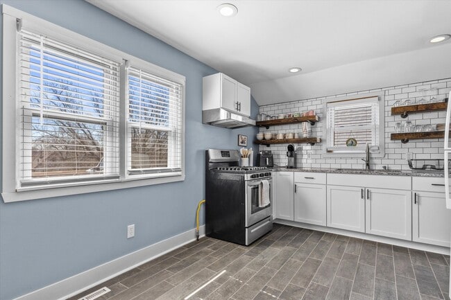 Building Photo - 311 E Rosedale Ave