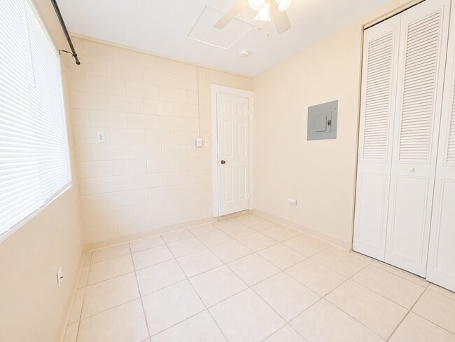 Building Photo - Convenient Downtown Living in a Bright and Comfortable 1-Bedroom Studi