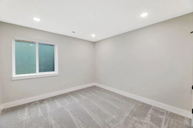 Building Photo - 5424 W 42nd St S