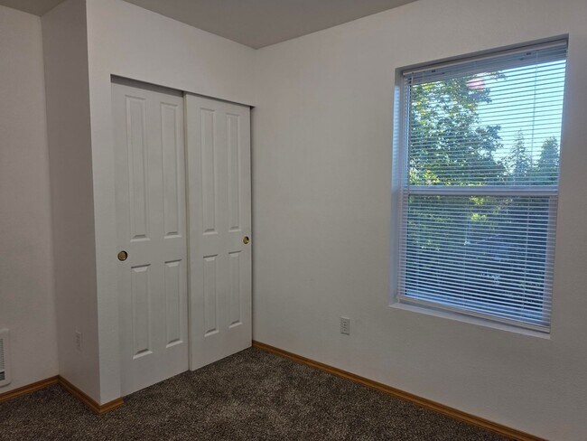 Building Photo - 3 Bedroom Duplex in Kingston!