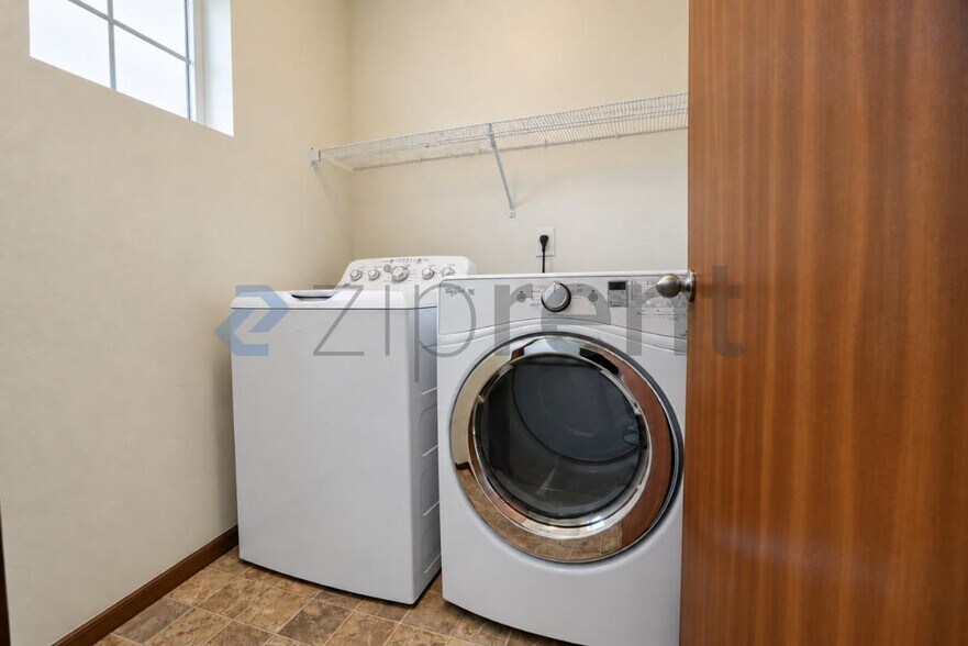 Building Photo - Unit