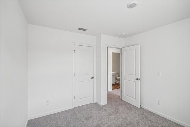 Building Photo - Fantastic 3bd/2ba home! Let yourself in!