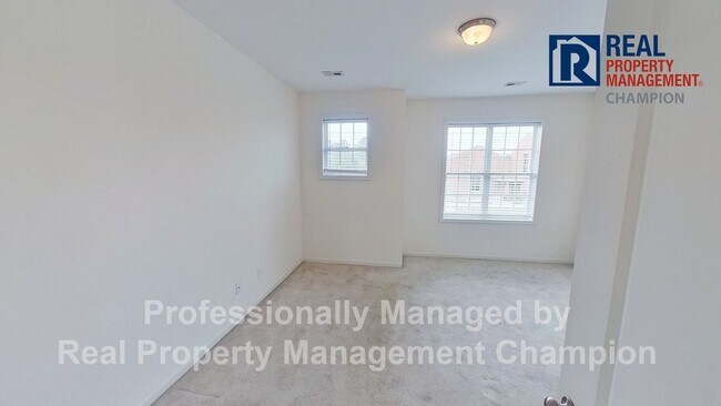 Building Photo - Fabulous Townhome in Heart of Leland