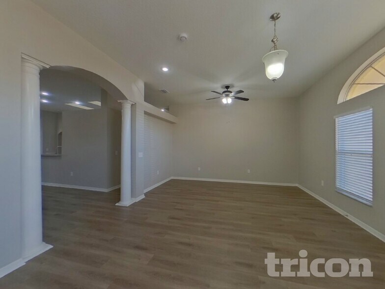 Building Photo - 1810 Cattleman Dr