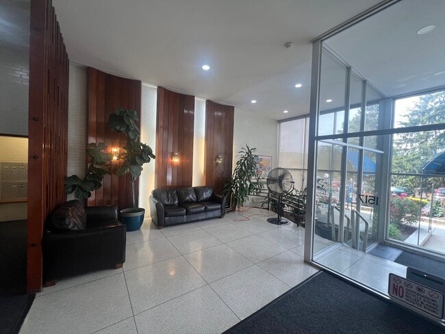 Building Photo - Spacious One Bedroom Apartment- City views!