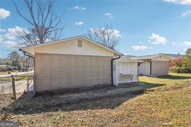 Building Photo - 2219 Lisa Dr SE