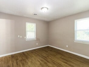 Building Photo - 255 Oak Lake Dr