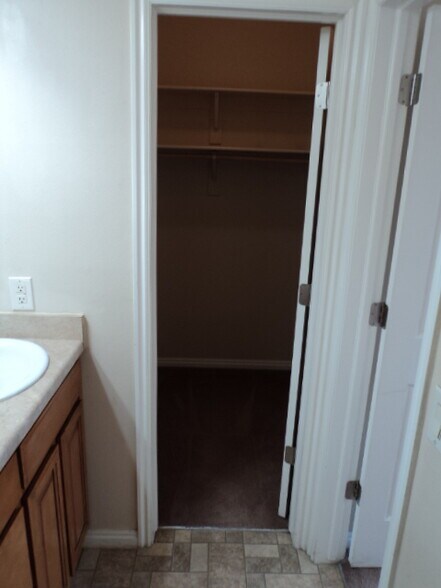 Building Photo - 175 Shade Tree Ln